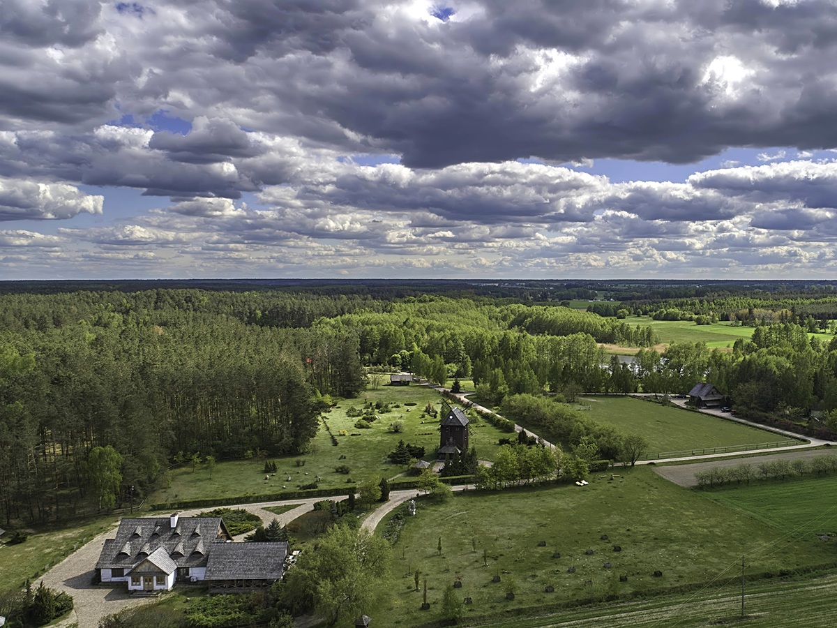 Upscaled with Gigapixel v8.4.4. 5315x2904 => 10630x5808 (2x) @ 300 ppi Model: Standard V2, denoise: 0.59, sharpen: 0.59, decompression: 0.39