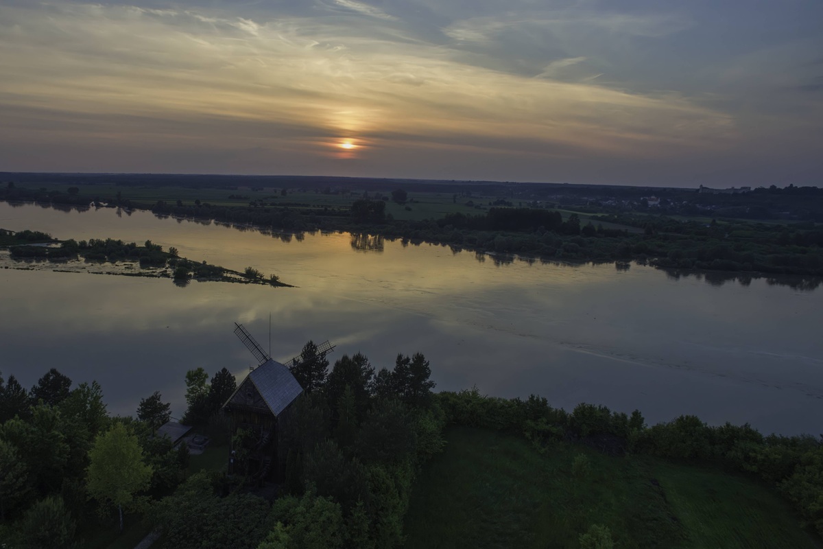 Upscaled with Gigapixel v8.4.4. 3992x2242 => 7984x4484 (2x) @ 300 ppi Model: Standard V2, denoise: 0.59, sharpen: 0.59, decompression: 0.39