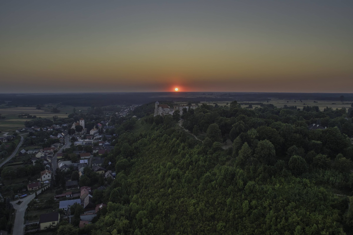 Upscaled with Gigapixel v8.4.4. 3992x2242 => 7984x4484 (2x) @ 300 ppi Model: Standard V2, denoise: 0.59, sharpen: 0.59, decompression: 0.39